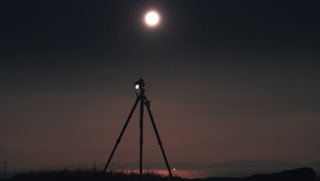 我用相機在黑暗的夜空上站立