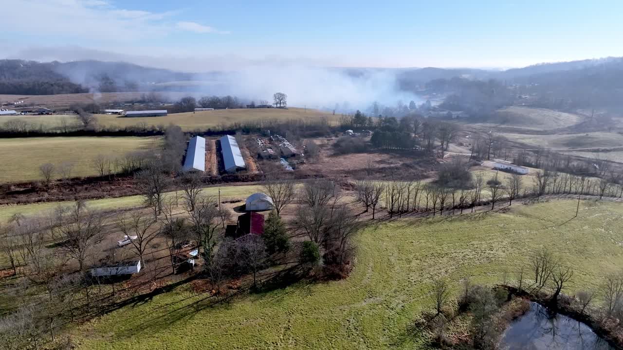 granja de pollos y tierras de cultivo en el condado de wilkes nc, carolina del norte
