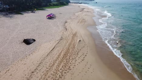 Vacaciones-En-La-Playa,-Felicidad-Costera,-Frente-Al-Mar,-Escena-Costera,-Vida-En-La-Isla,-Tranquilidad-Costera,-Paisaje-De-Playa,-Sueño-Costero