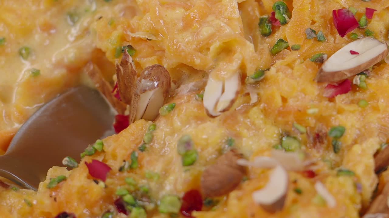Servire il tradizionale dessert indiano Gajar Halwa con frutta secca