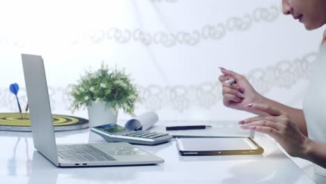 una mujer de negocios exitosa revisa los datos de ventas y ajusta los planes para cumplir con los objetivos objetivo: vista deslizante, sin rostro