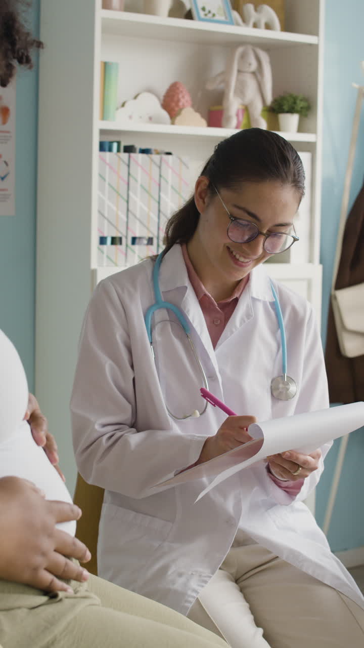 Doctor consulting with a pregnant woman