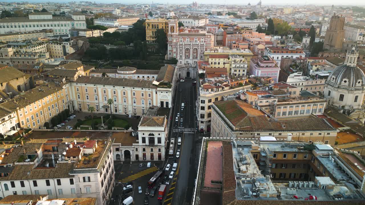 Ripresa frontale con drone sul centro di Roma, Italia