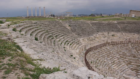 las antiguas ruinas del teatro occidental en laodicea