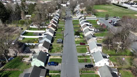 fila de casas en el vecindario americano durante un soleado día de primavera
