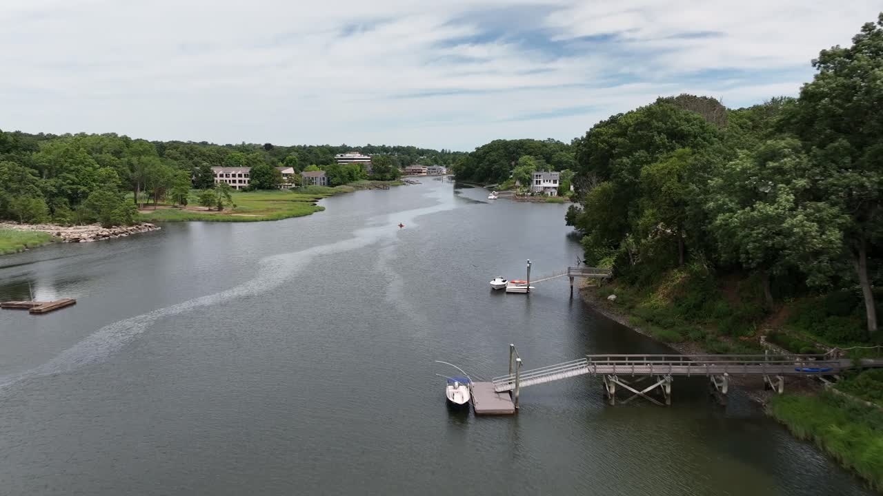 una vista aérea sobre el río saugatuck en connecticut en un hermoso día con cielos azules y nubes blancas