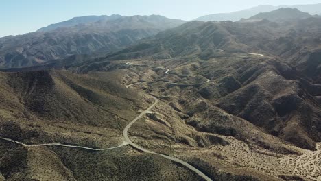 paisaje montañoso del desierto y carretera sinuosa, toma aérea de drones