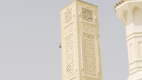 hora del día de verano el helicóptero de la mezquita vuela 4k uae