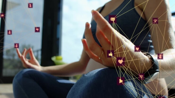 Mujer embarazada levantando los brazos, superposiciones de reloj en funcionamiento, practicando yoga prenatal, moviéndose en mudra