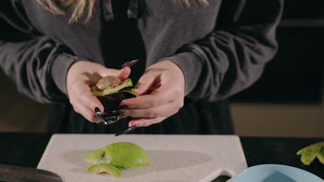 mujer preparando aguacate