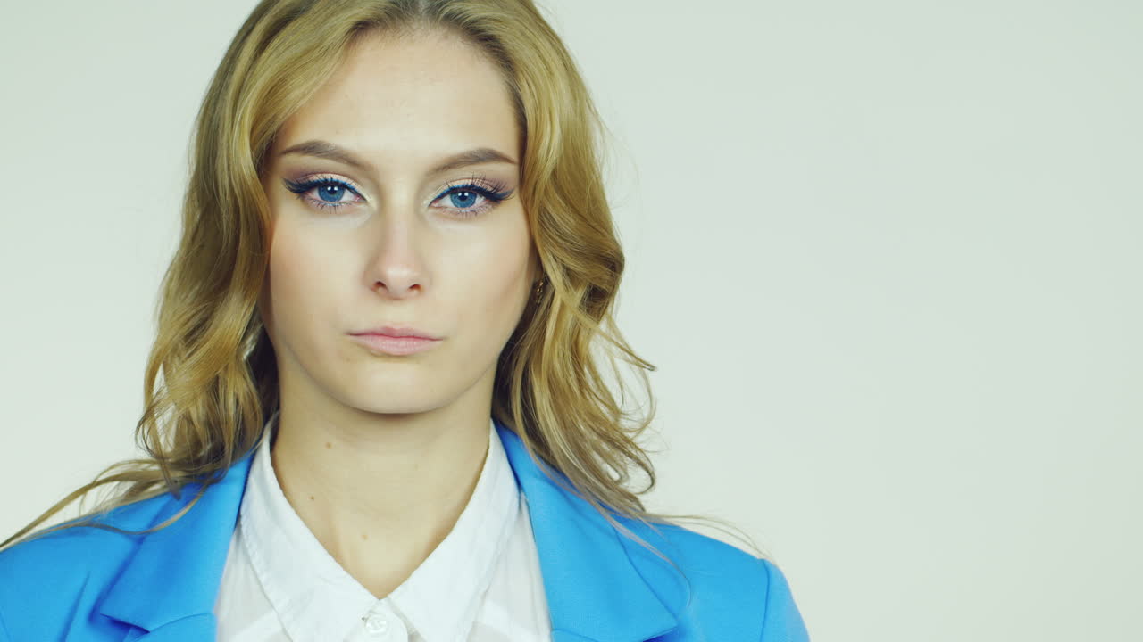 매우 심각한 젊은 비즈니스 여성의 초상화 hd 비디오