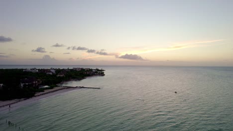 Ver-El-Espectacular-Cielo-Crepuscular-Sobre-La-Isla-De-Agua-De-La-Playa