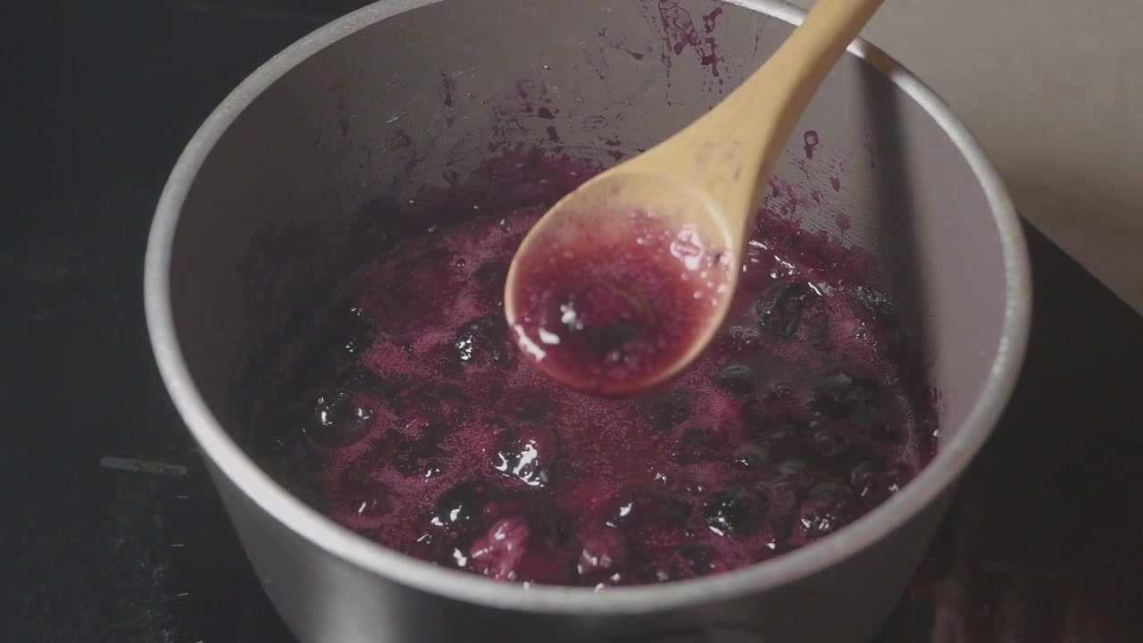 Saus Blueberry Mendidih di dalam Panci di atas Kompor