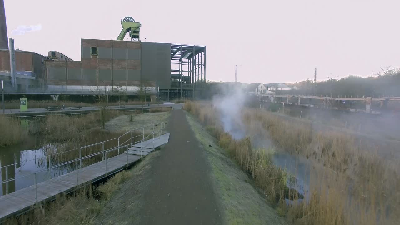 пешеходная дорожка к рамам старого угля в германии, который теперь используется как парк