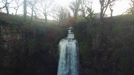 Langsam-Absteigende-Antenne-Des-Wasserfalls-Bei-Sonnenaufgang-Von-Oben-Nach-Unten---Drohnenaufnahme-4k