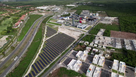 Vista-Aérea-Del-Desarrollo-Residencial-Selenev-Junto-A-La-Planta-De-Energía-Cepm-Con-Filas-De-Paneles-Solares