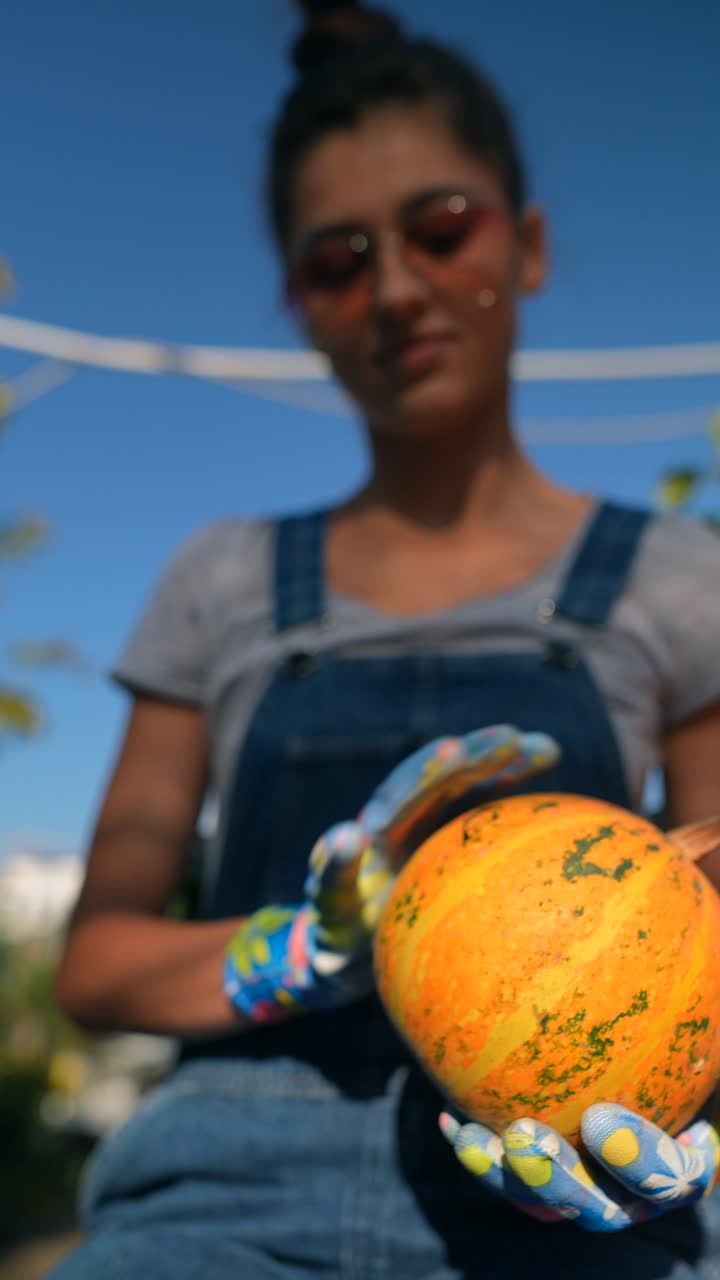 정원에서 호박을 들고 있는 여자