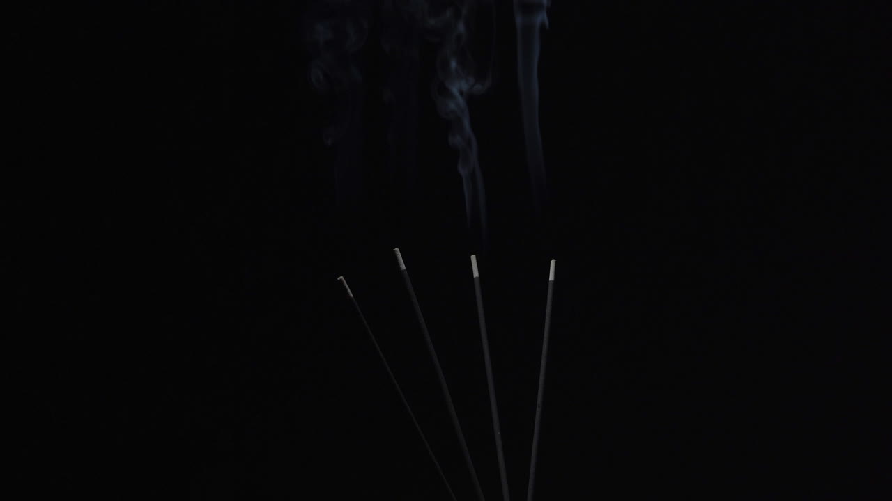 baground 어두운 곳에서 agarbatti 굽기