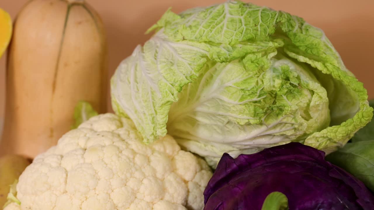 una vibrante variedad de verduras frescas dispuestas artísticamente, mostrando una variedad de colores y texturas en la iluminación natural