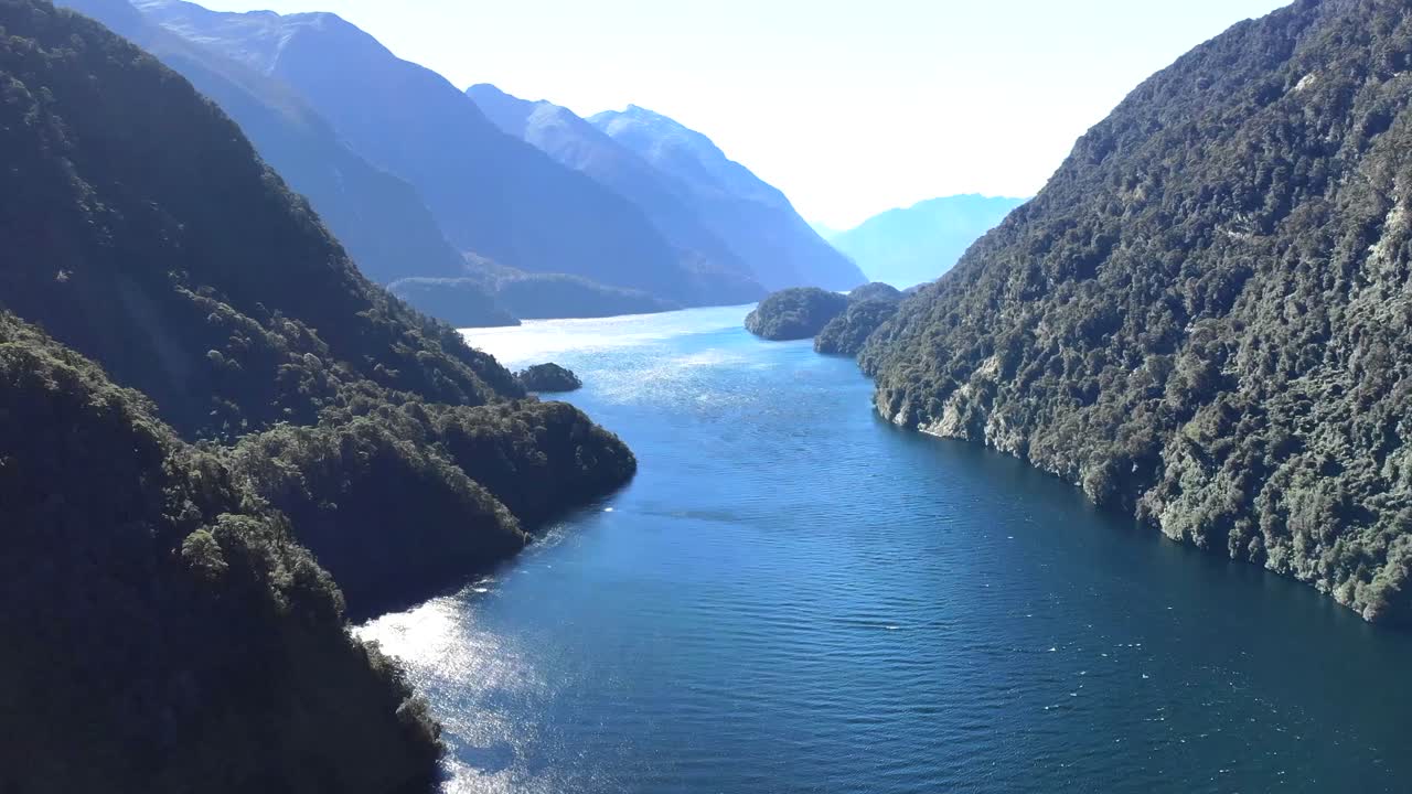 Ujęcie lotnicze nad Doubtful Sound, odległym fiordem Nowej Zelandii na Wyspie Południowej. Dziewicza, nietknięta natura.