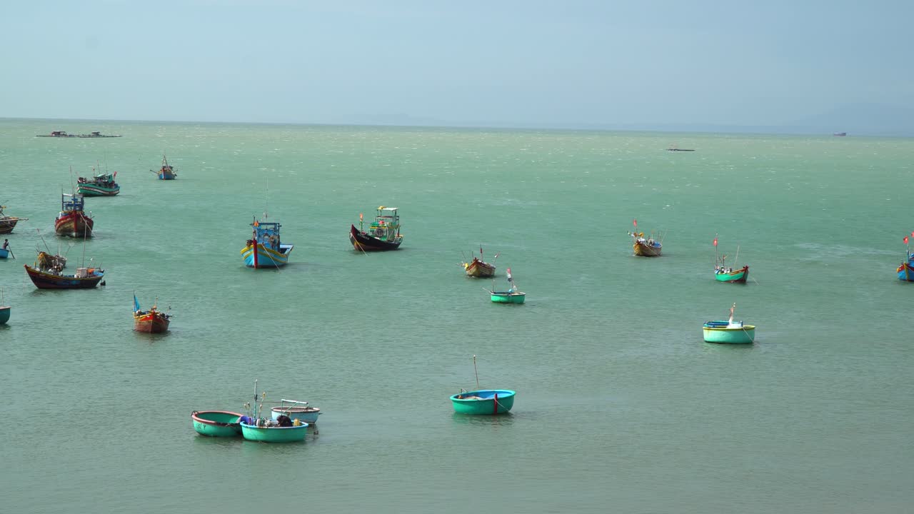 mui ne, vietnam, ver barcos de pesca tradicionales flotando en el mar 03