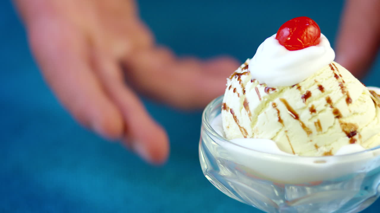 helado de vainilla con fudge de chocolate y cereza