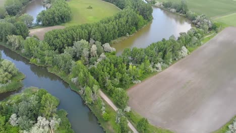 Ziehen-Sie-Eine-Drohnenaufnahme-Aus-Einer-Flussbiegung-Im-Stauwasser-Heraus