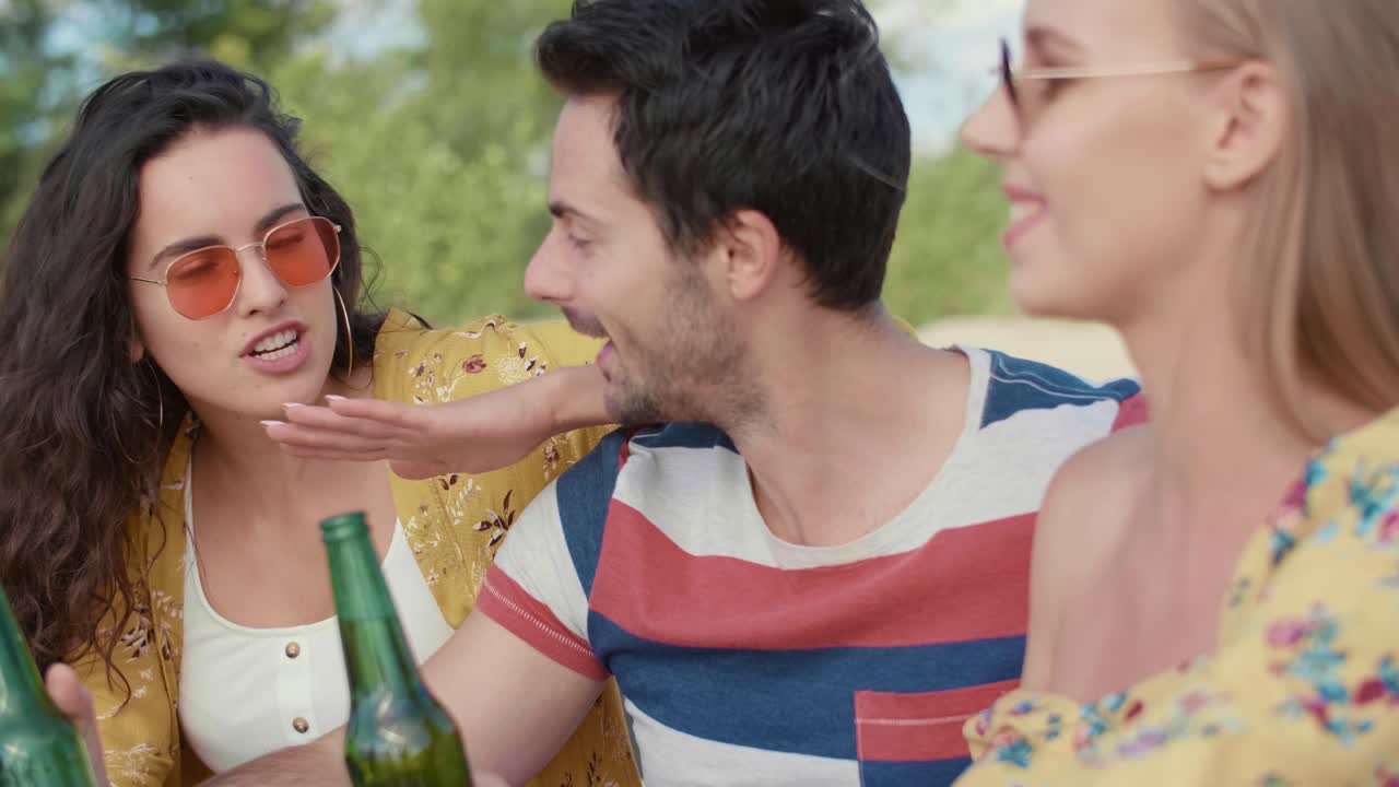 jóvenes que se divierten al aire libre/dabrowa gornicza/polonia