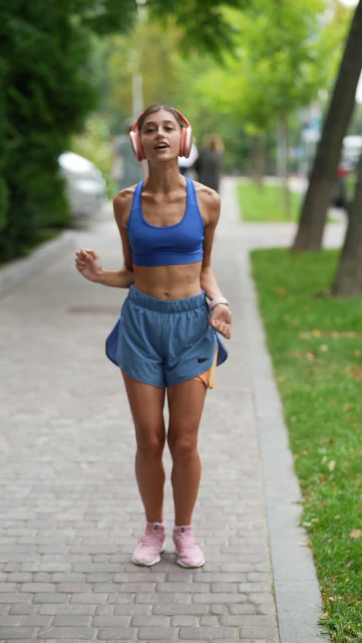 mujer haciendo saltos en un parque