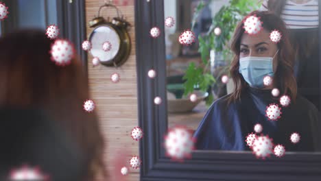 animación de células de coronavirus sobre una peluquera caucásica y una mujer con máscara facial