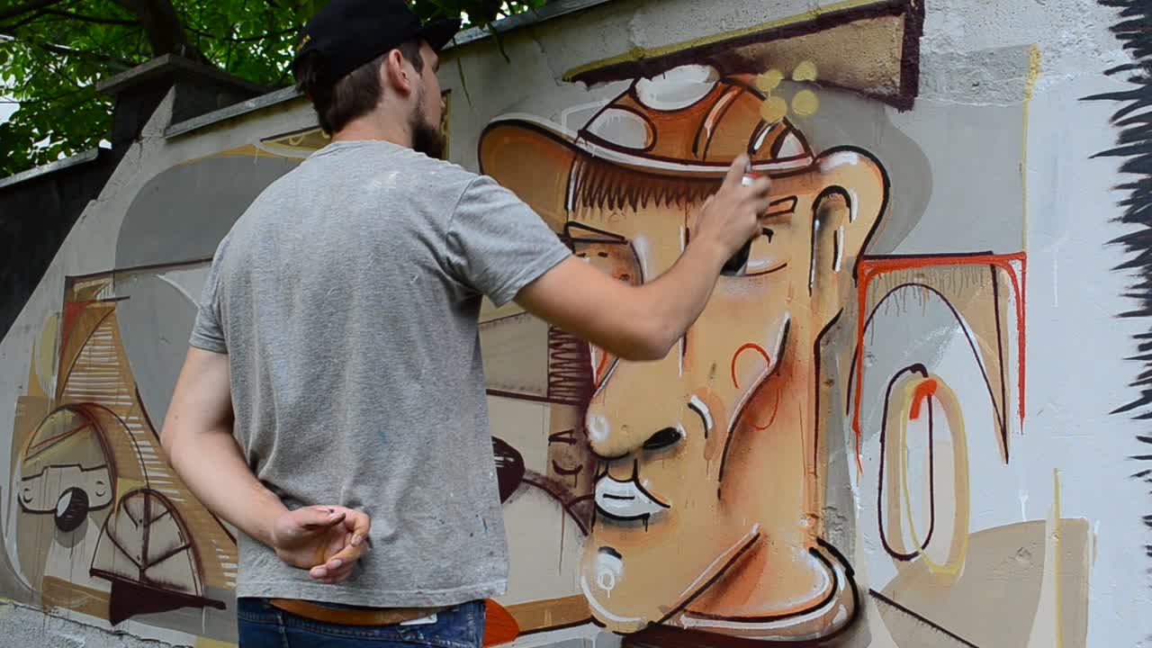 L'artista disegna graffiti, ritratto di persona con la pipa.