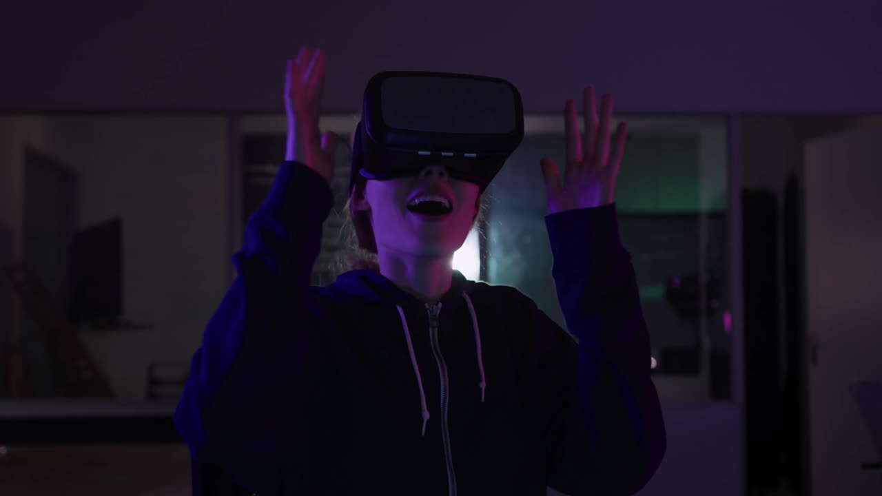 donna caucasica che indossa le cuffie vr nell'ufficio creativo