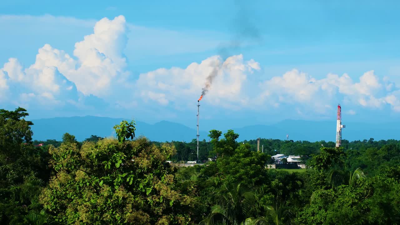 가스 을 통해 환경 오염, 푸른 하늘과 녹색 숲과 함께 배경에 산과 큰 구름, 복사 공간으로 정적