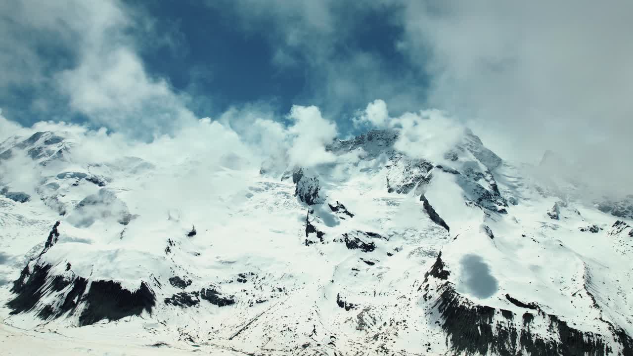 스위스 제르마트 (zermatt) 의 눈 인 산과 빙하 위의 구름의 느린 하이퍼스 타임스