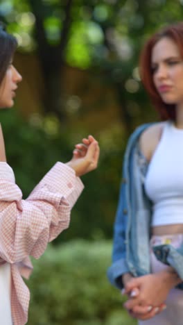 mujeres jóvenes al aire libre