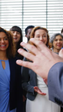 hombres de negocios aplaudiendo la presentación de sus colegas