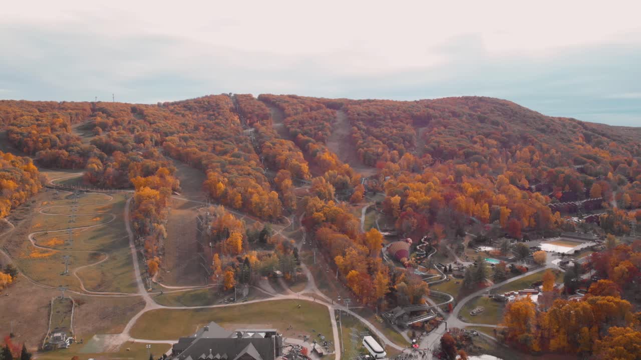 toma de dron 4k de montaña en otoño