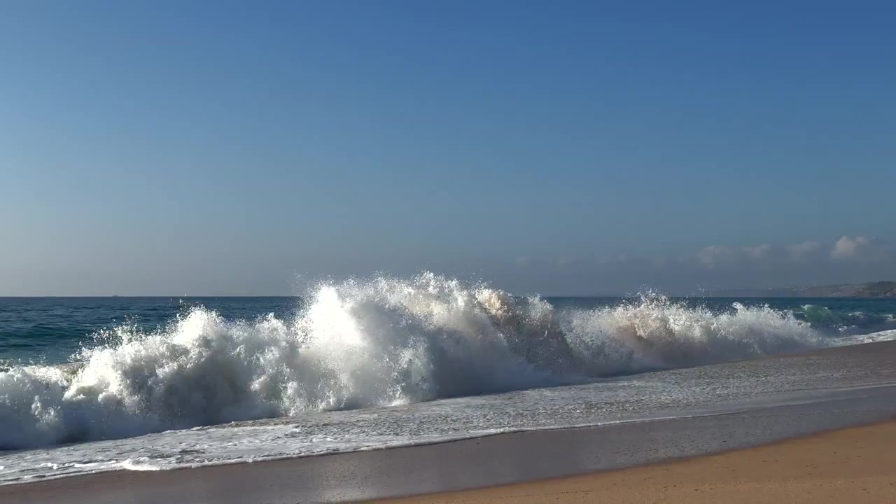 Olas en la playa de Santa Cruz en Portugal por la tarde