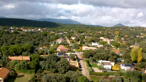 toma aérea de villas en una urbanización