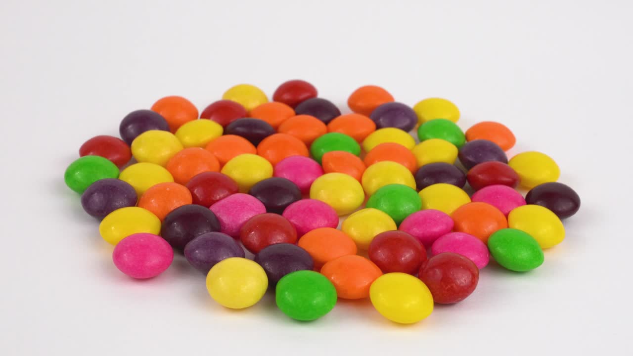 una amplia variedad de colores de dulces con sabor a fruta.