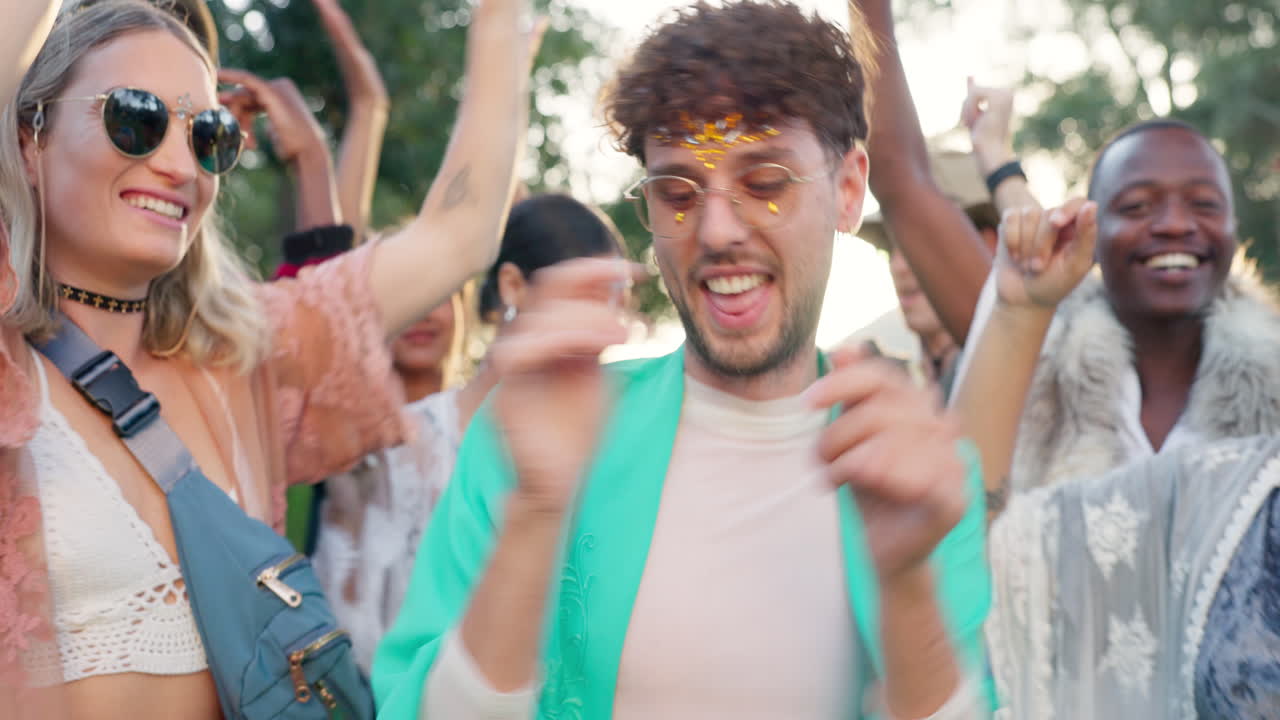 baile, festival y fiesta con el hombre en la multitud