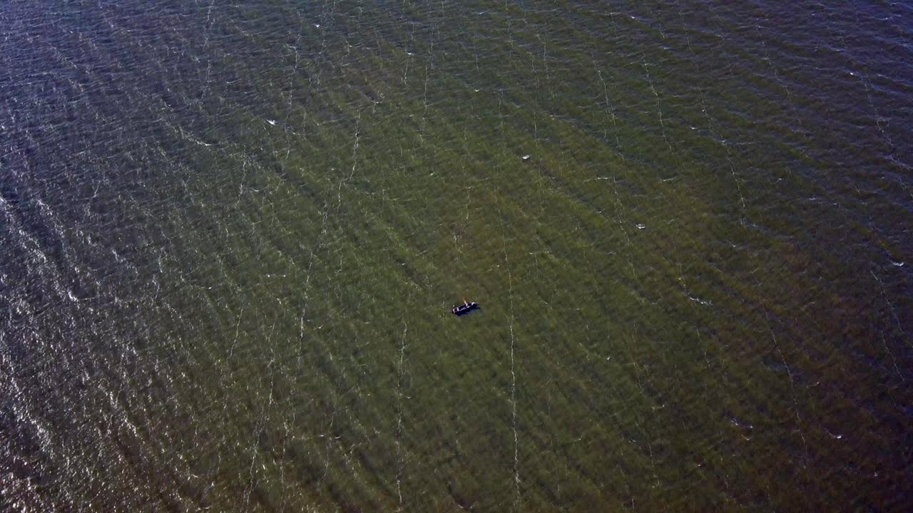 아프리카 탄자니아 의 빅토리아 호수 에서 배 를 타고 있는 어부 의 고립 된 모습