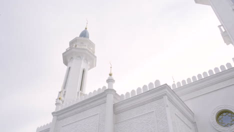 el exterior de una mezquita blanca