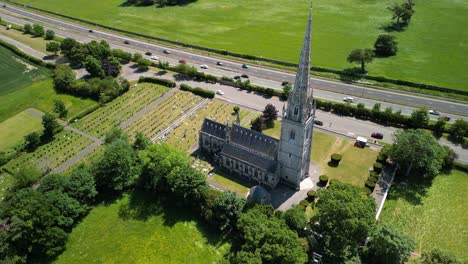 Die-Marmorkirche,-Bodelwyddan,-Wales-–-Neugotisch,-Ariel-Drohne-Gegen-Den-Uhrzeigersinn,-Schwenk,-Einzug-Und-Darüber-–-23.-Juni