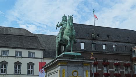 estatua de johann wilhelm ii, símbolo histórico y cultural, en la ciudad de düsseldorf.