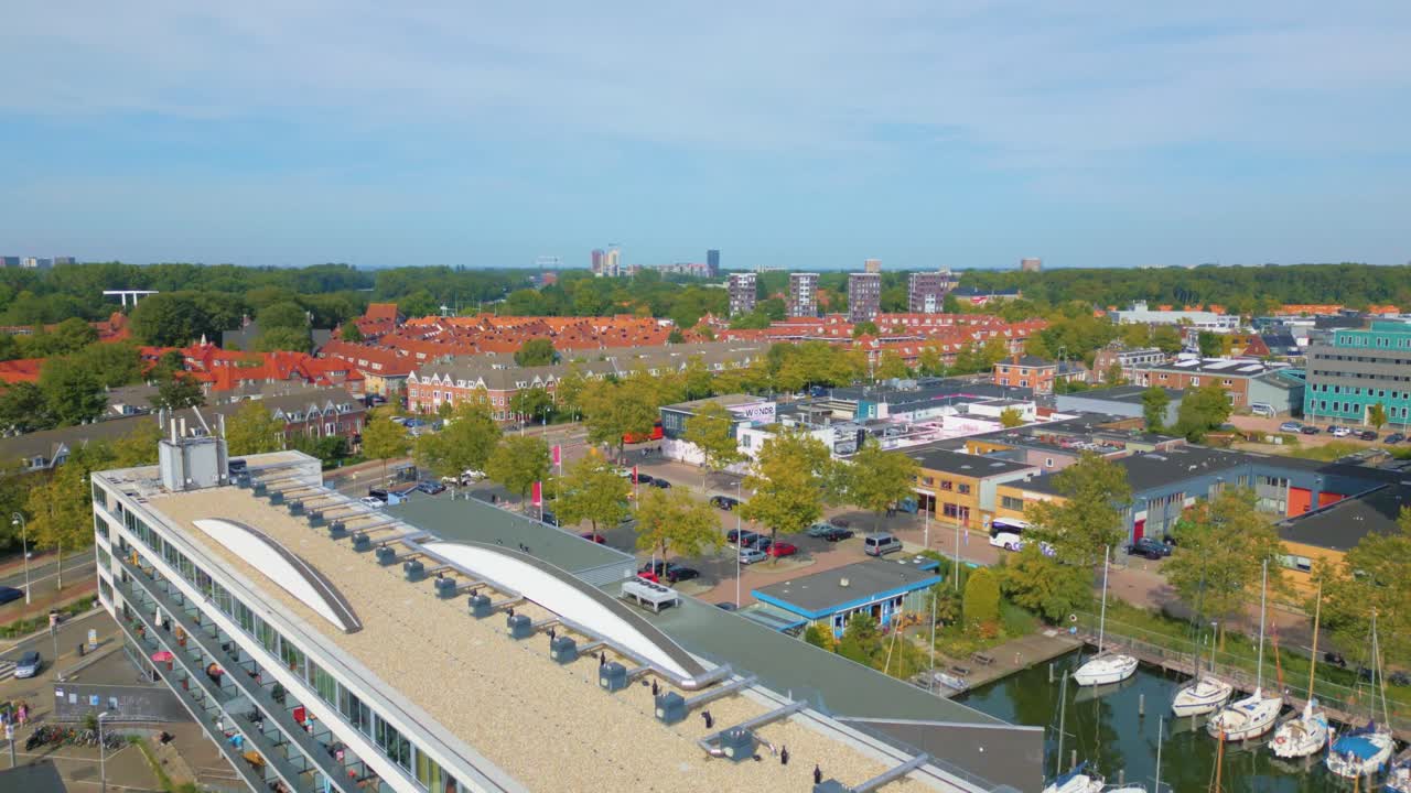 그림 같은 암스테르담 북부 지역 에 있는 ijplein 과 vogelbuurt 에서 지나가는 새 들