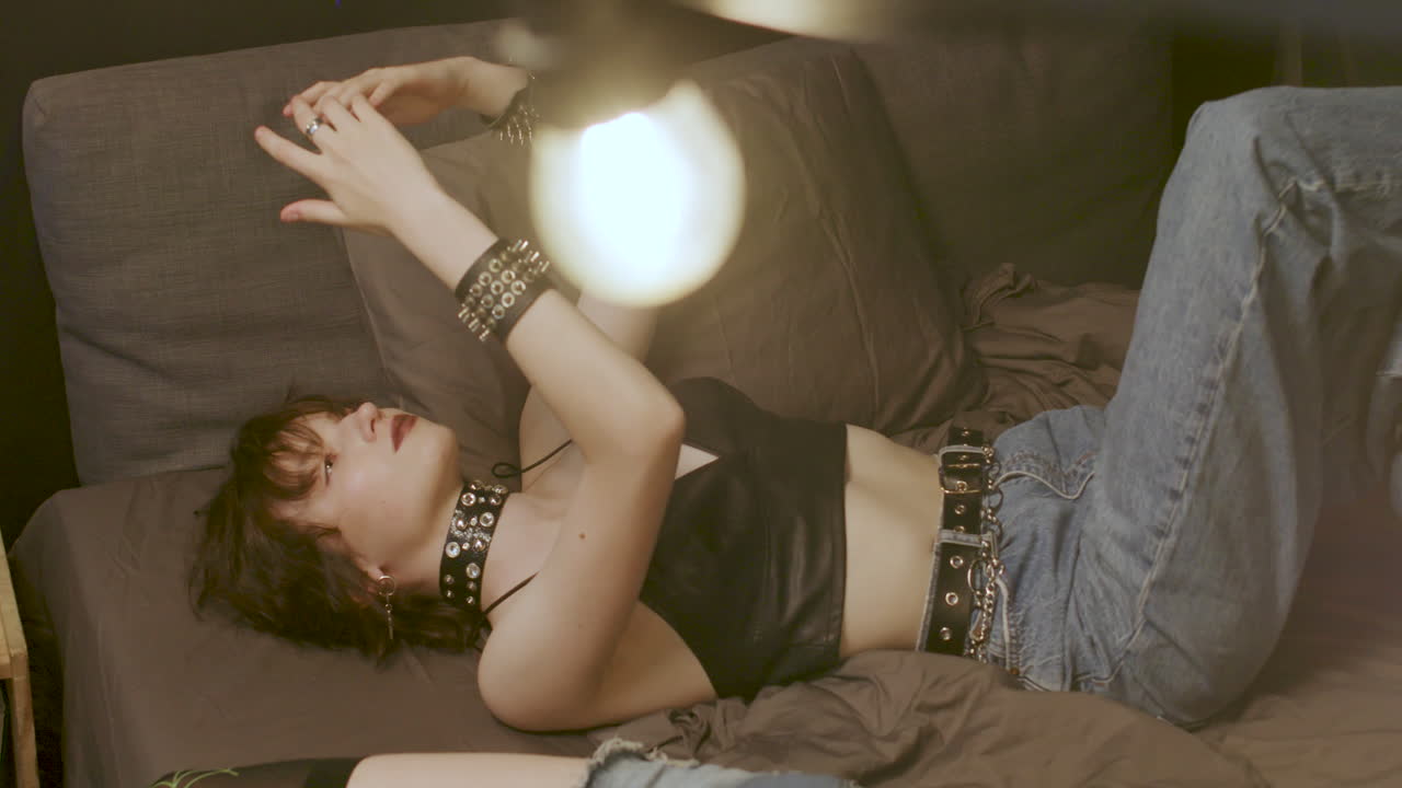 chica en el dormitorio