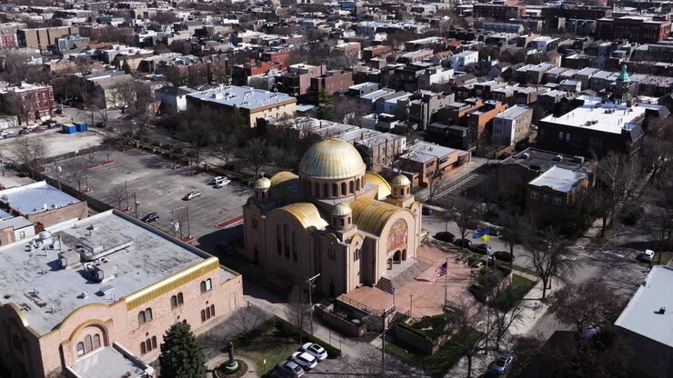 Ripresa con drone orbitante sopra la Chiesa Ortodossa del Villaggio Ucraino a Chicago, Illinois.