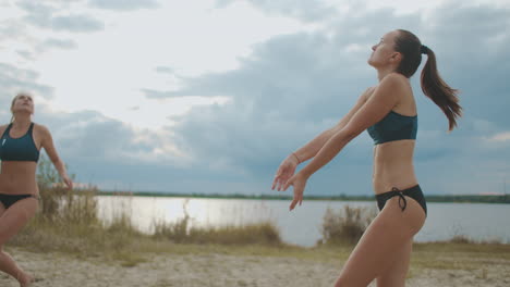 ataque fallido de una jugadora de voleibol de playa equipo de mujeres está entrenando y jugando en el verano al aire libre cámara lenta