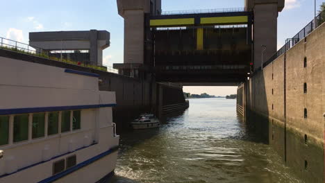 Canal-Del-Rin-De-Amsterdam-Canal-Del-Río-Rin-Cerraduras-Puerta-Cierre-De-La-Puerta,-Hd